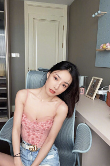 他将红酒慢慢倒入哪里